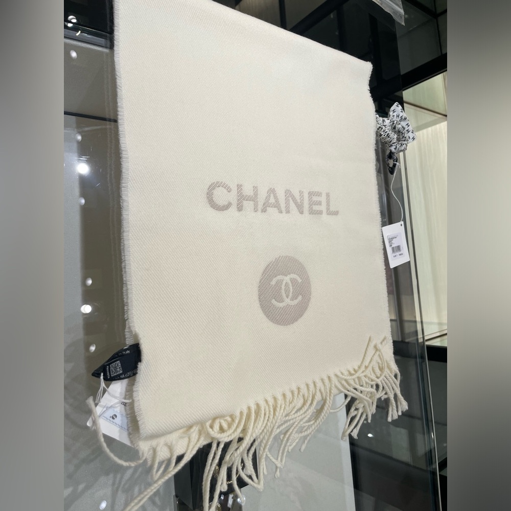 Brand New！Chanel cashmere wool scarf Whilte with CC logo